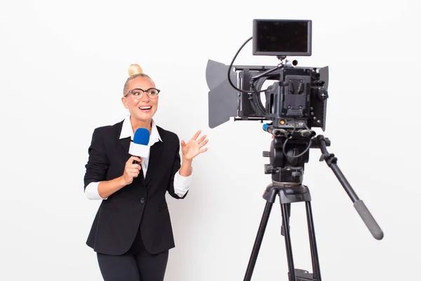 Apresentador Televisão Loira Bonita — Fotografia de Stock