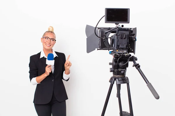 Presentatore Televisivo Piuttosto Biondo — Foto Stock