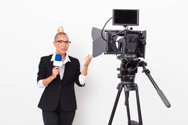 Apresentador Televisão Loira Bonita — Fotografia de Stock