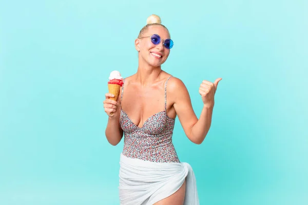 Mulher Loira Bonita Com Gelado Conceito Verão — Fotografia de Stock