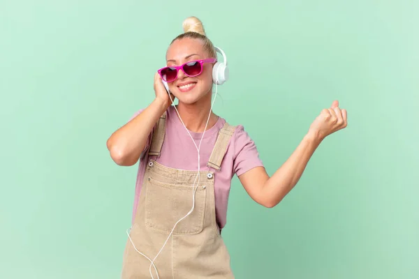 Mooie Blonde Vrouw Luisteren Muziek Met Een Hoofdtelefoon — Stockfoto