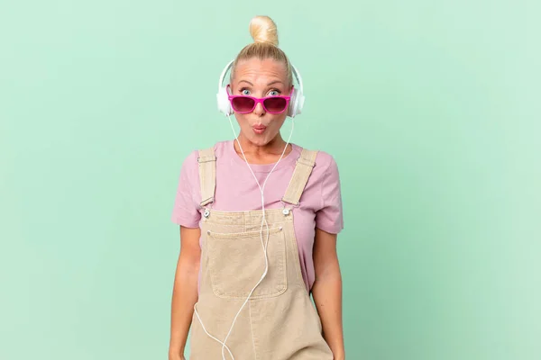 Vacker Blond Kvinna Lyssnar Musik Med Hörlurar — Stockfoto