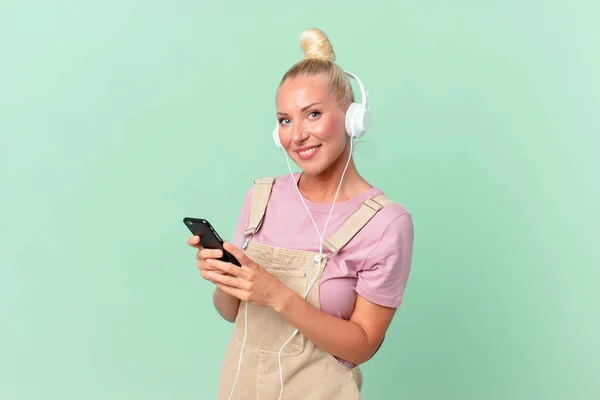 Mooie Blonde Vrouw Luisteren Muziek Met Een Hoofdtelefoon — Stockfoto