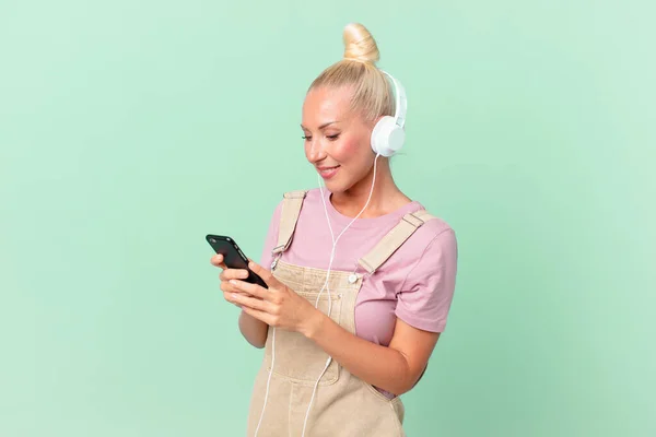 Mooie Blonde Vrouw Luisteren Muziek Met Een Hoofdtelefoon — Stockfoto
