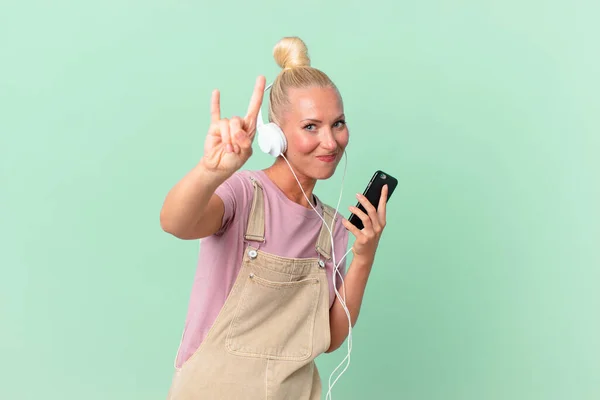 Mooie Blonde Vrouw Luisteren Muziek Met Een Hoofdtelefoon — Stockfoto
