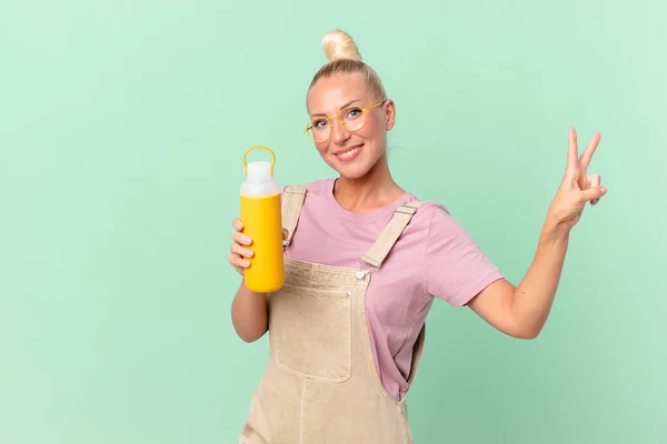 Mulher Loira Bonita Com Uma Garrafa Térmica Café — Fotografia de Stock