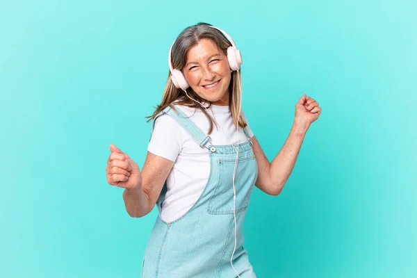 Meia Idade Mulher Bonita Ouvir Música Com Fones Ouvido — Fotografia de Stock