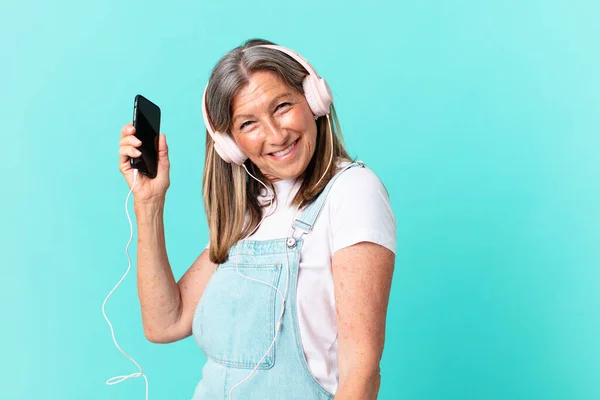 Middelbare Leeftijd Mooie Vrouw Luisteren Muziek Met Een Koptelefoon — Stockfoto