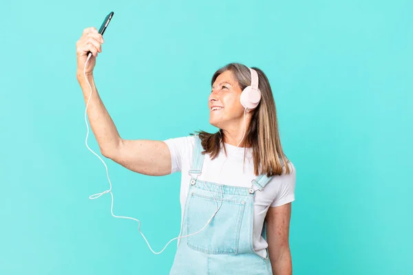 Middelbare Leeftijd Mooie Vrouw Luisteren Muziek Met Een Koptelefoon — Stockfoto