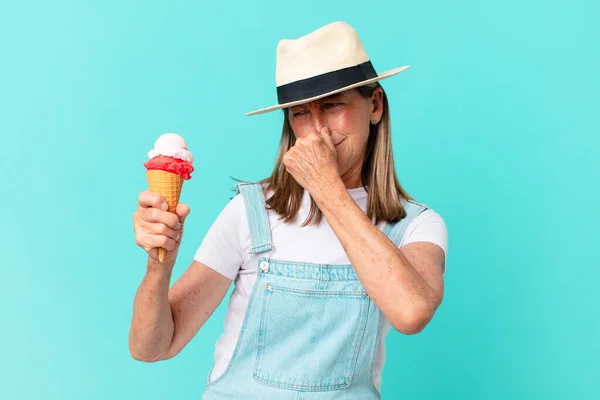 모자를 아이스크림을 중년의 아름다운 — 스톡 사진