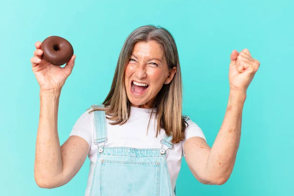Edad Ociosa Mujer Bonita Con Donut — Foto de Stock