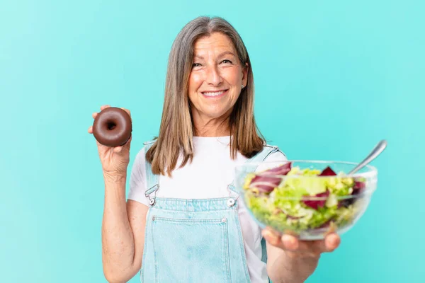 Iddle Mulher Bonita Idade Com Donut Uma Salada Conceito Dieta — Fotografia de Stock