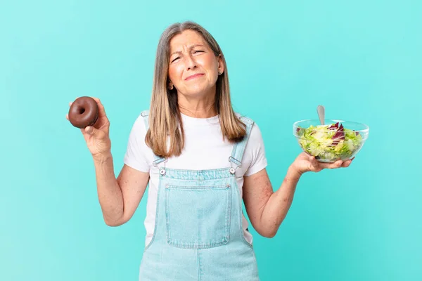 Iddle Mulher Bonita Idade Com Donut Uma Salada Conceito Dieta — Fotografia de Stock