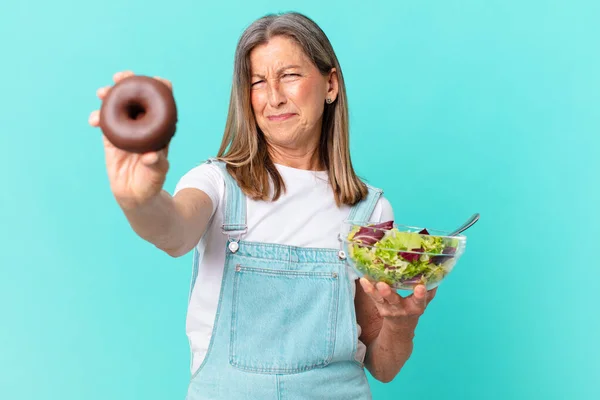 Iddle Mulher Bonita Idade Com Donut Uma Salada Conceito Dieta — Fotografia de Stock