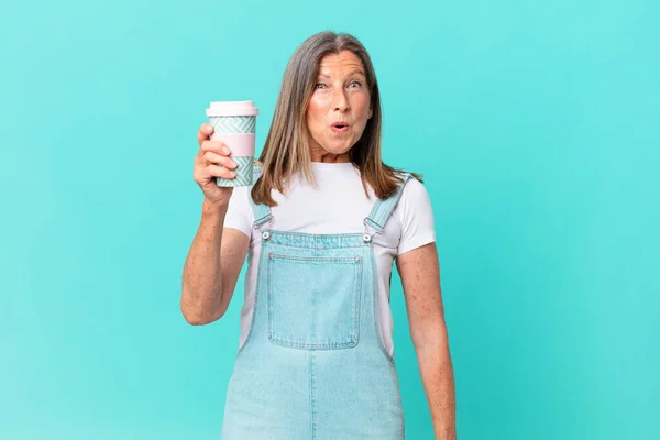 Střední Věk Hezká Žena Drží Odnést Kávu — Stock fotografie