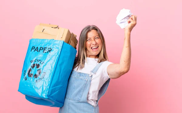 Střední Věk Hezká Žena Recyklační Papír — Stock fotografie