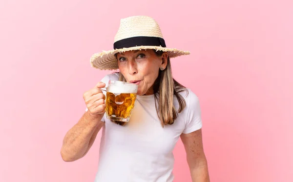 Meia Idade Muito Aposentado Mulher Bebendo Uma Cerveja Férias — Fotografia de Stock