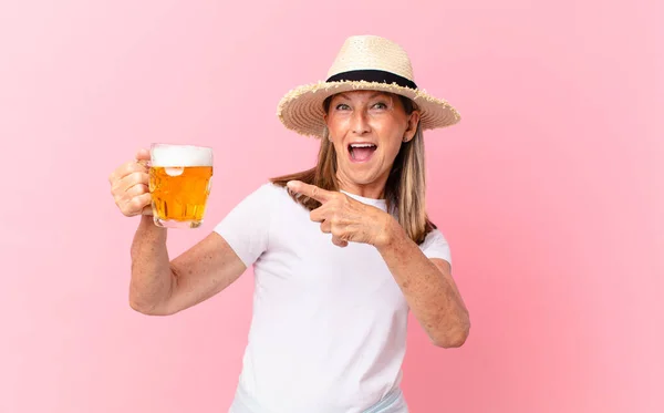 Middle Age Pretty Retired Woman Drinking Beer Holidays — Stock Photo, Image