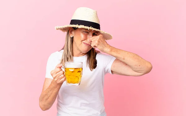 Middle Age Pretty Retired Woman Drinking Beer Holidays — Stock Photo, Image