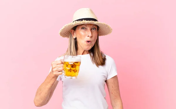 Middle Age Pretty Retired Woman Drinking Beer Holidays — Stock Photo, Image