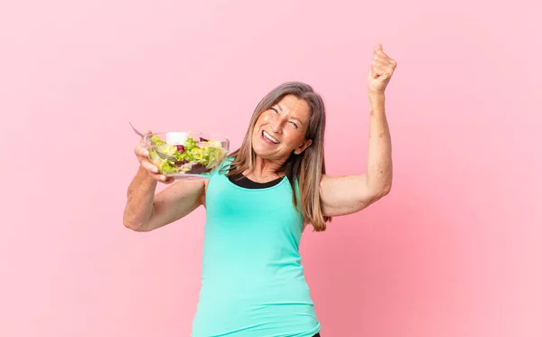 Mulher Bonita Meia Idade Com Uma Salada Conceito Dieta — Fotografia de Stock