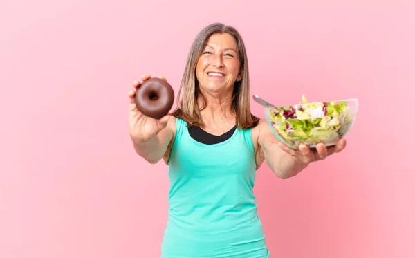 Middle Age Pretty Woman Coparing Salad Donut — Stock Photo, Image