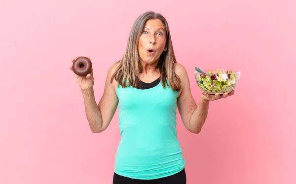 Middle Age Pretty Woman Coparing Salad Donut — Stock Photo, Image