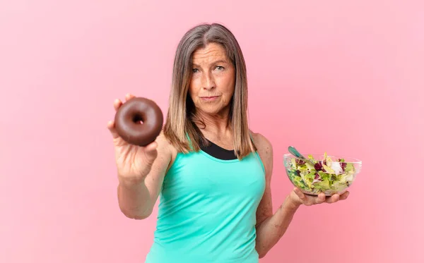 Middle Age Pretty Woman Coparing Salad Donut — Stock Photo, Image