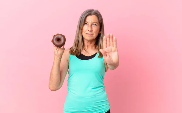 Meia Idade Mulher Bonita Com Donut — Fotografia de Stock