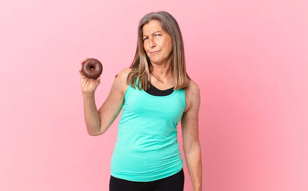 Meia Idade Mulher Bonita Com Donut — Fotografia de Stock