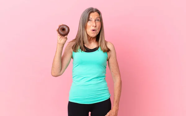 Meia Idade Mulher Bonita Com Donut — Fotografia de Stock