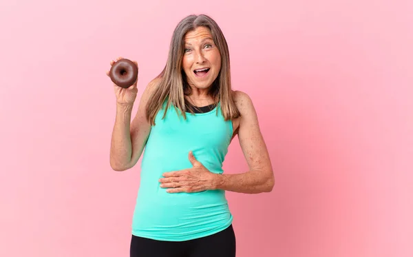 Meia Idade Mulher Bonita Com Donut — Fotografia de Stock