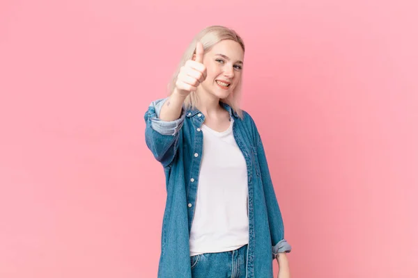 Blond Vacker Kvinna Känner Sig Stolt Ler Positivt Med Tummen — Stockfoto