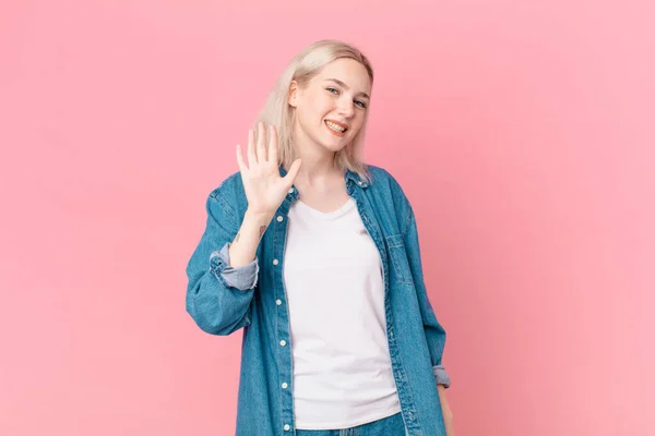 Loira Bonita Mulher Sorrindo Feliz Acenando Mão Acolhendo Cumprimentando Você — Fotografia de Stock