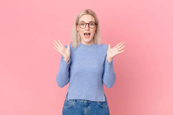 Blond Mooi Vrouw Gevoel Gelukkig Verbaasd Iets Ongelooflijks — Stockfoto