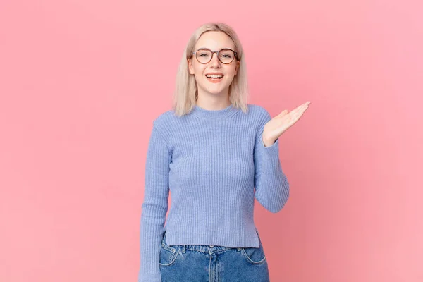 Blonde Hübsche Frau Fühlt Sich Glücklich Überrascht Eine Lösung Oder — Stockfoto