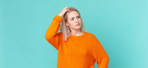 Blond Pen Kvinne Som Føler Seg Forvirret Forvirret – stockfoto