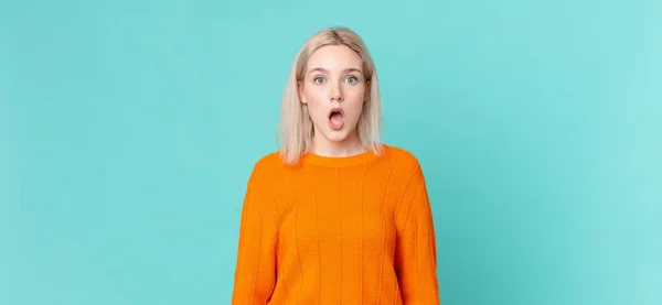 Blond Mooi Vrouw Kijken Zeer Geschokt Verrast — Stockfoto