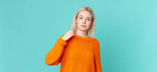 Loira Bonita Mulher Olhando Arrogante Bem Sucedido Positivo Orgulhoso — Fotografia de Stock