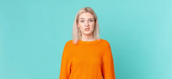 Blond Mooi Vrouw Kijken Verbaasd Verward — Stockfoto