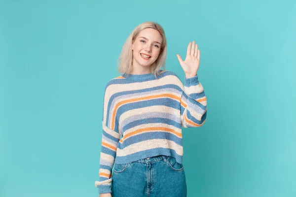 Loira Bonita Mulher Sorrindo Feliz Acenando Mão Acolhendo Cumprimentando Você — Fotografia de Stock