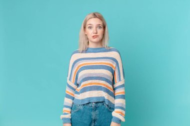 Şaşkın ve şaşkın görünen sarışın güzel kadın.