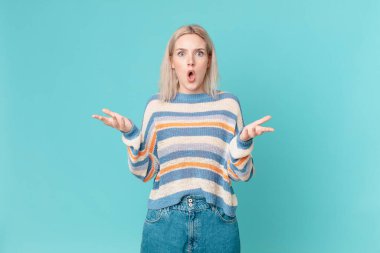 Sarışın, güzel bir kadın son derece şaşkın ve şaşırmış hissediyor.