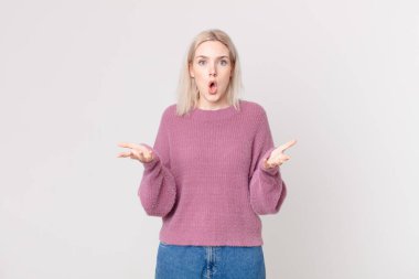 Sarışın, güzel bir kadın son derece şaşkın ve şaşırmış hissediyor.