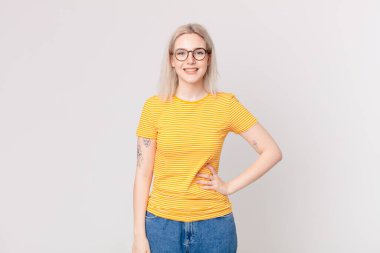 Sarışın, güzel bir kadın mutlu bir şekilde gülümsüyor.