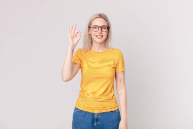 Sarışın, güzel bir kadın kendini mutlu hissediyor. Onayını veriyor.