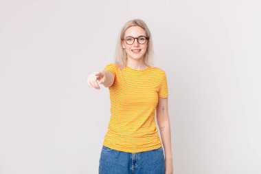 Sarışın, güzel bir kadın kamerayı işaret ederek seni seçiyor.