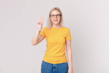 Sarışın, güzel bir kadın gülümsüyor ve arkadaş canlısı görünüyor.