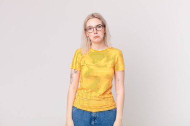 Sarışın, güzel bir kadın üzgün ve sızlanıyor. Mutsuz bir bakışla ve ağlamayla.