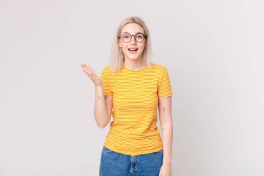 Sarışın, güzel bir kadın kendini mutlu hissediyor. Bir çözüm ya da fikir bulduğuna şaşırıyor.